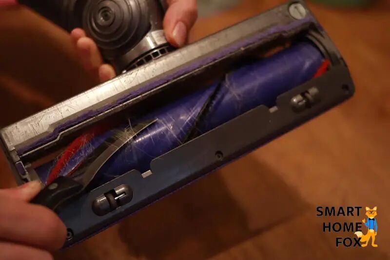 Удаление волос со щетки с помощью ножа